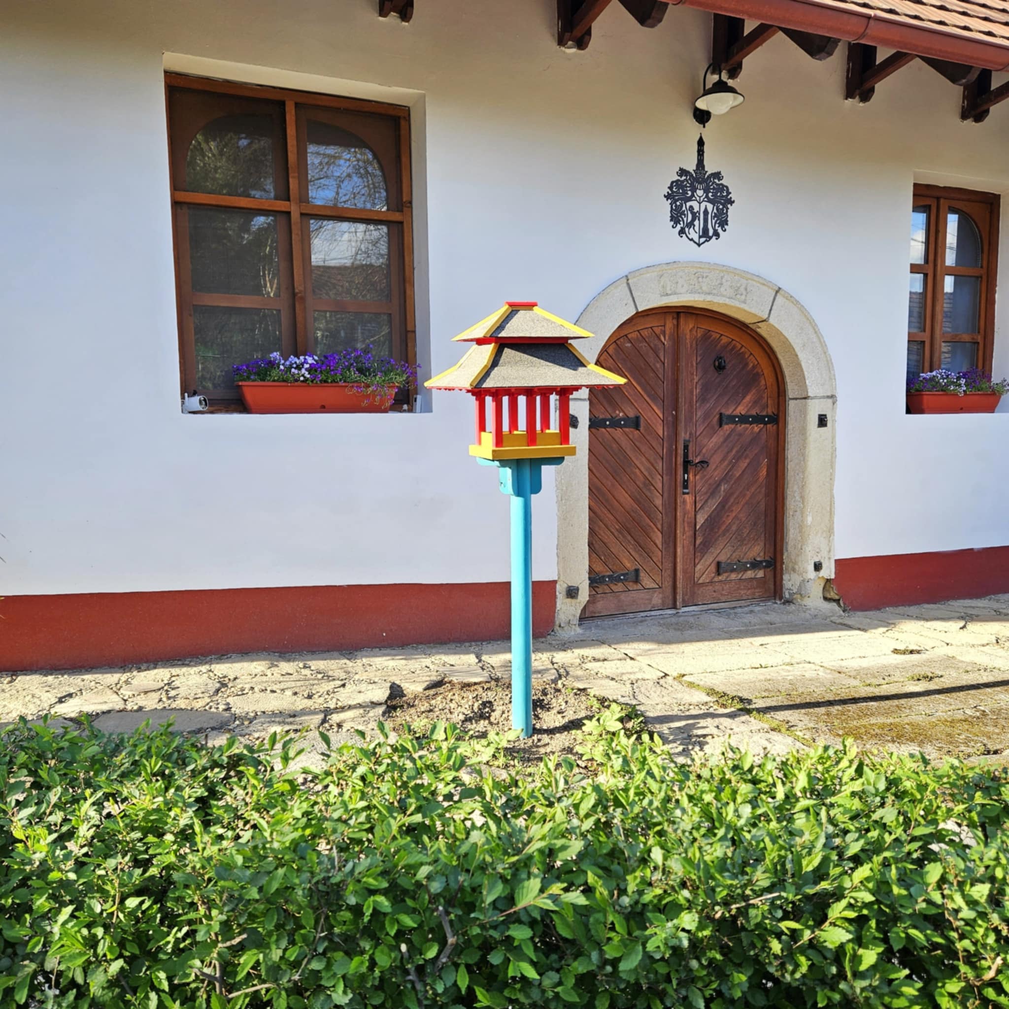 Madáretető a kertben