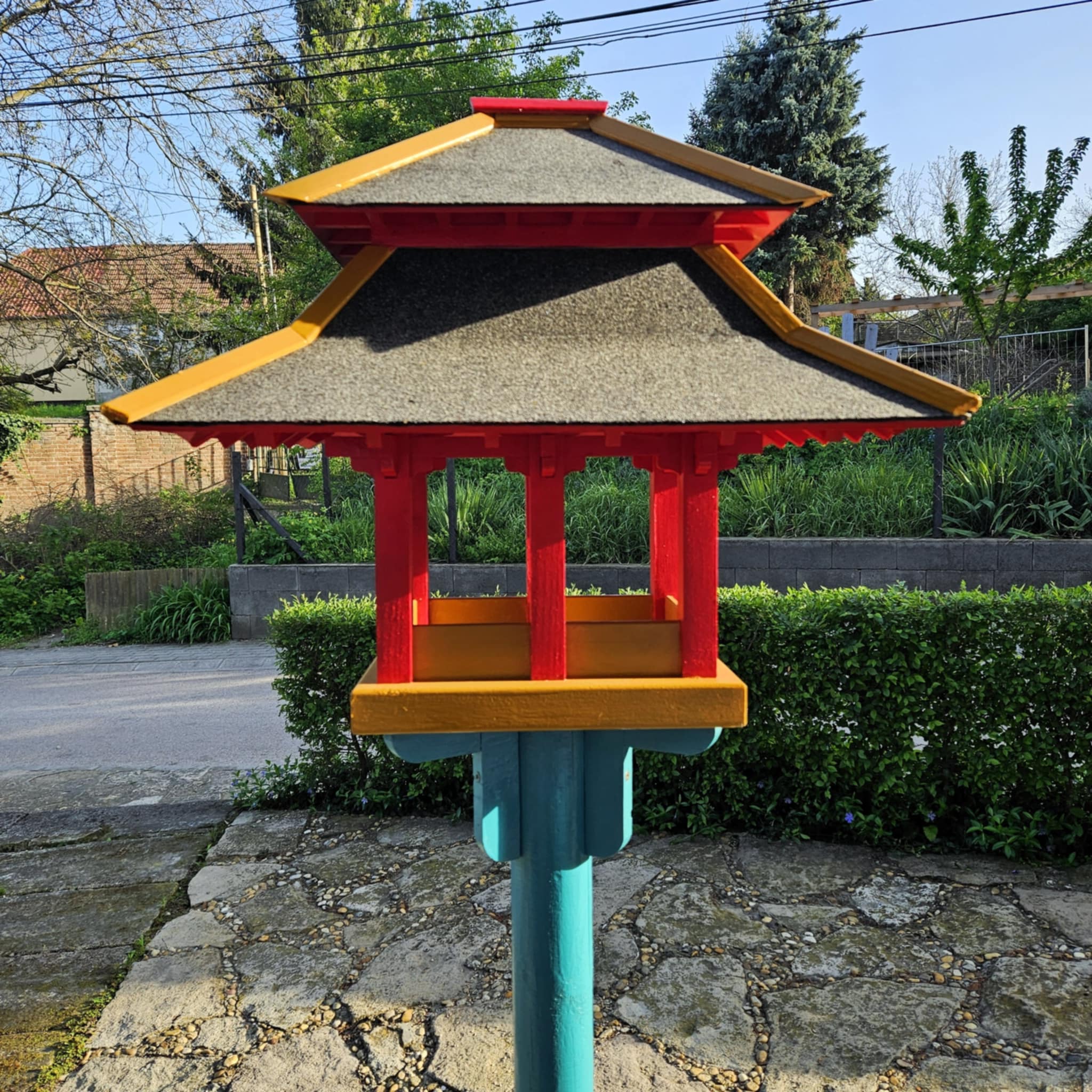 Madáretető a kamera mellett